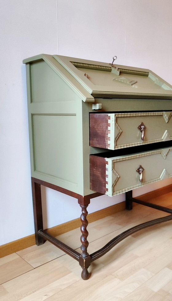 Image 1 of Vintage Secretaire In Een Groen Jasje 