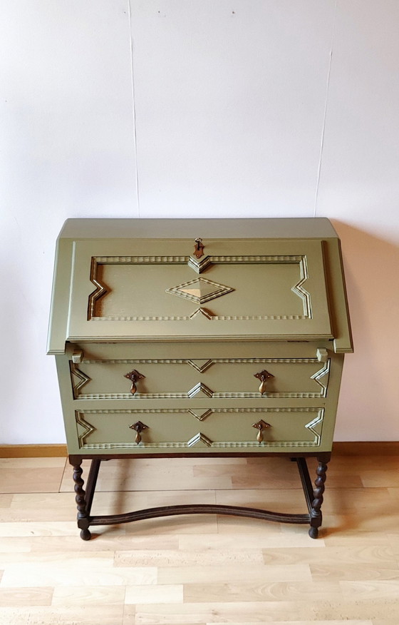 Image 1 of Vintage Secretaire In Een Groen Jasje 