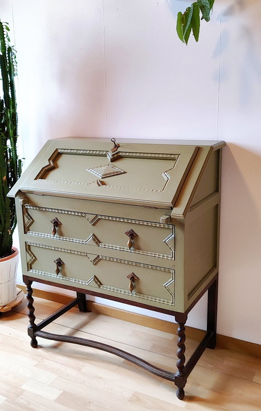 Vintage Secretaire In Een Groen Jasje 