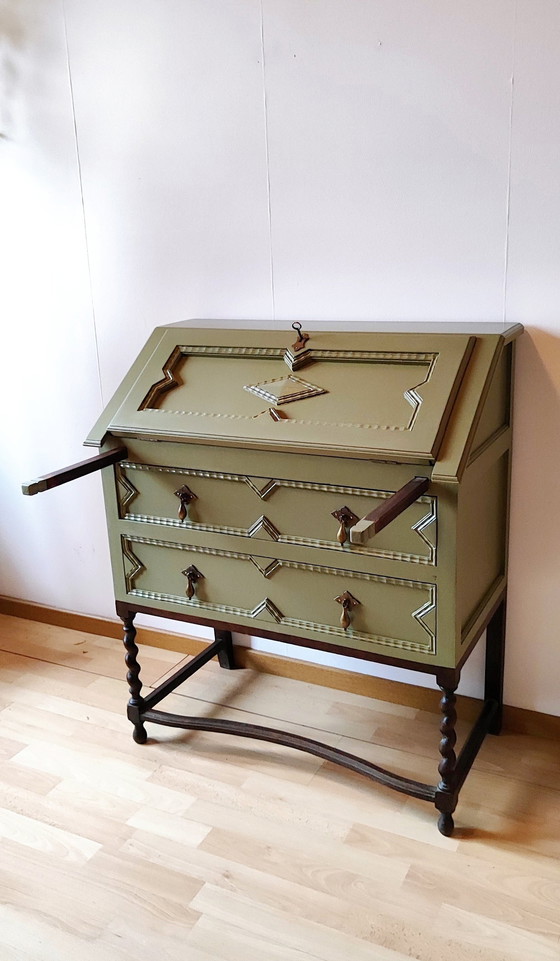 Image 1 of Vintage Secretaire In Een Groen Jasje 