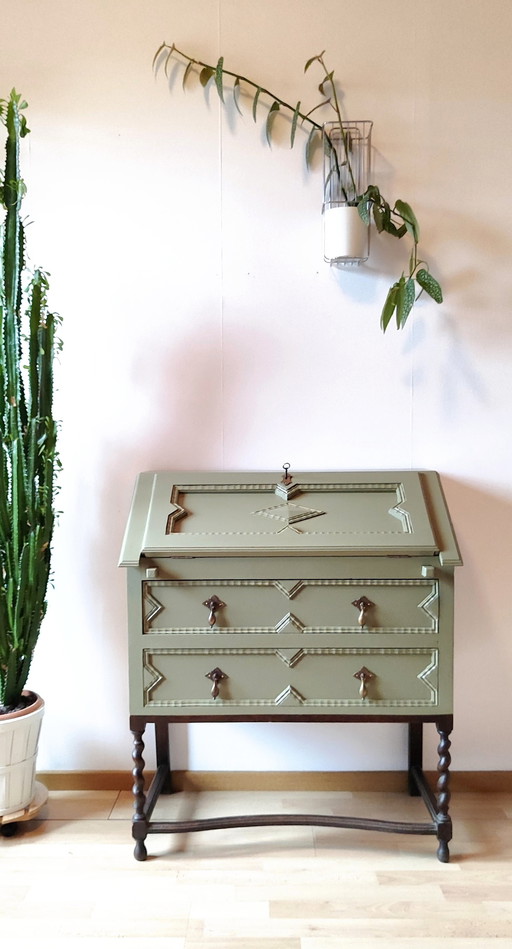 Vintage Secretaire In Een Groen Jasje 