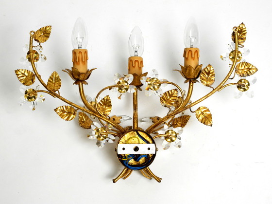 Image 1 of Jaren 80 grote brede Italiaanse vergulde Florentijnse wandlamp met drie fittingen