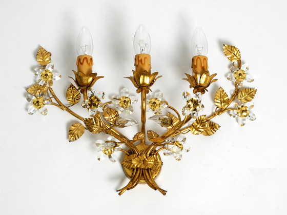 Image 1 of Jaren 80 grote brede Italiaanse vergulde Florentijnse wandlamp met drie fittingen