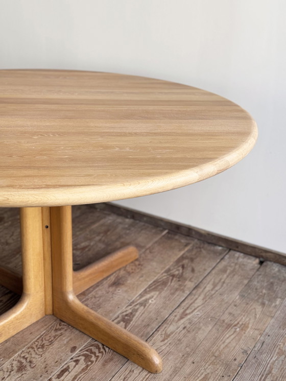 Image 1 of Mid Century Moderne Deense ronde uitschuifbare teakhouten eettafel van Glostrup, 1960