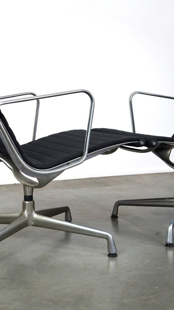 Image 1 of 2 x Design draaifauteuil Vitra model EA 116 in zwarte stof