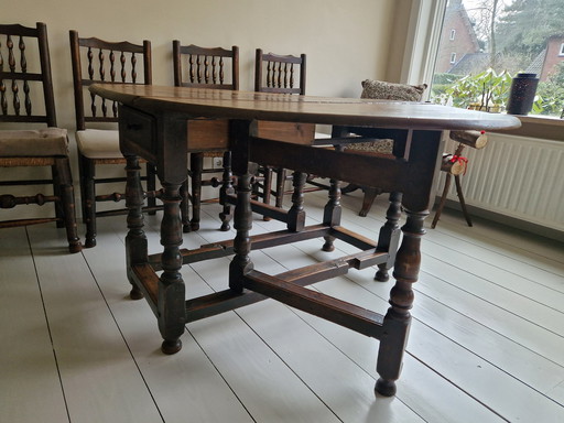 Antieke Hangoor Eettafel