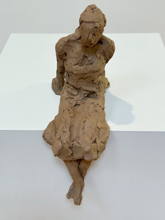 Image 1 of Terracotta sculptuur - Zittende vrouw - Yolande Ide (1931)