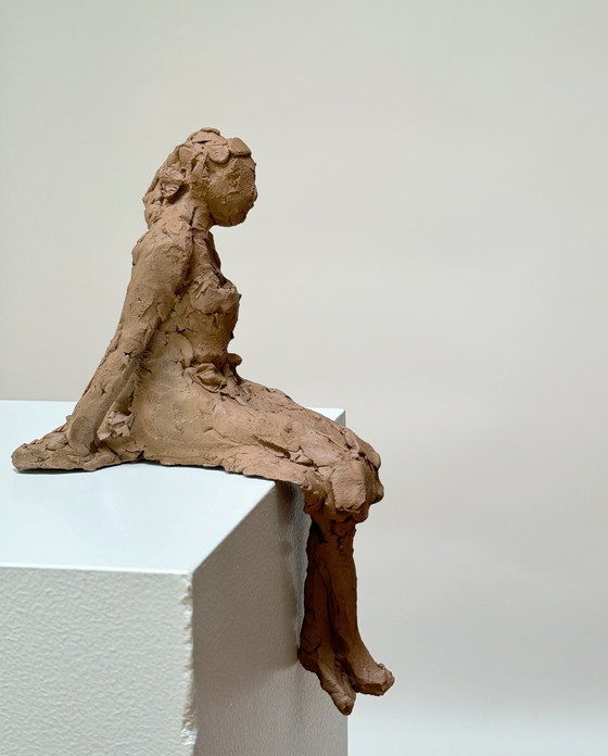 Image 1 of Terracotta sculptuur - Zittende vrouw - Yolande Ide (1931)