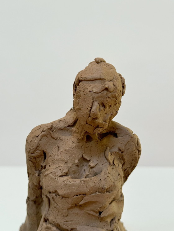 Image 1 of Terracotta sculptuur - Zittende vrouw - Yolande Ide (1931)