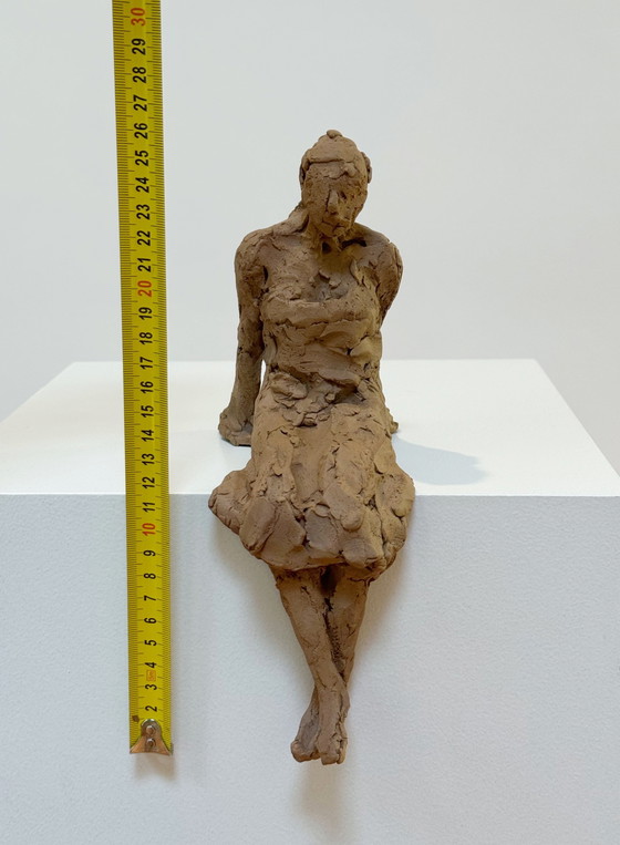 Image 1 of Terracotta sculptuur - Zittende vrouw - Yolande Ide (1931)