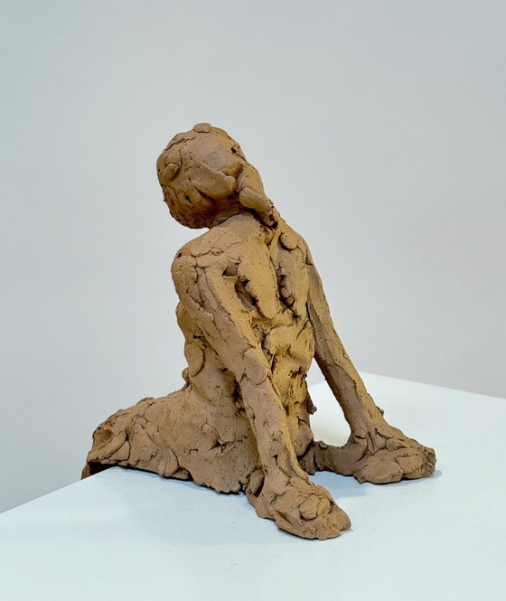 Image 1 of Terracotta sculptuur - Zittende vrouw - Yolande Ide (1931)