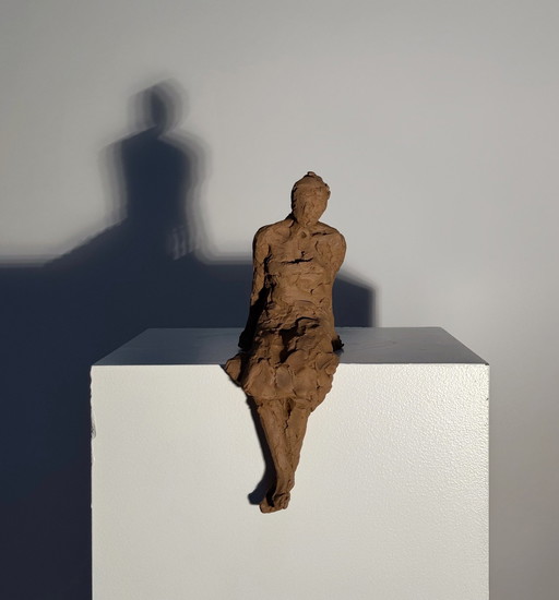 Terracotta sculptuur - Zittende vrouw - Yolande Ide (1931)