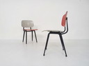 Set van twee Friso Kramer voor Ahrend de Cirkel 'revolt'eetkamerstoelen, Nederland jaren 1950