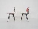 Set van twee Friso Kramer voor Ahrend de Cirkel 'revolt'eetkamerstoelen, Nederland jaren 1950