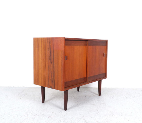 Image 1 of Klein teak dressoir met schuifdeurtjes