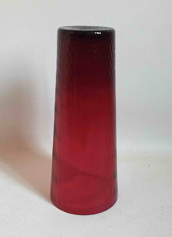 Image 1 of Robijnrode Poolse Glazen Vaas Honingraat Effect jaren 50 Hoogte 35,3 Cm