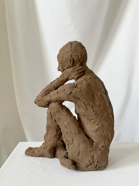 Image 1 of Yolande Ide - een terracotta beeld van een naakte man