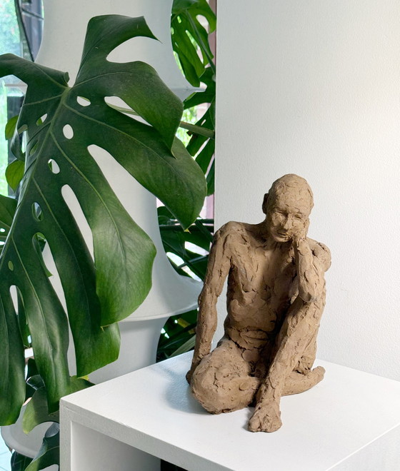 Image 1 of Yolande Ide - een terracotta beeld van een naakte man