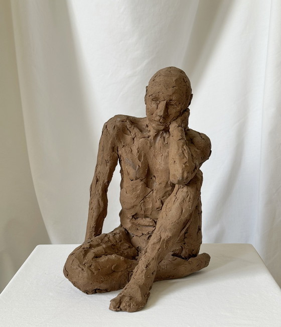 Image 1 of Yolande Ide - een terracotta beeld van een naakte man