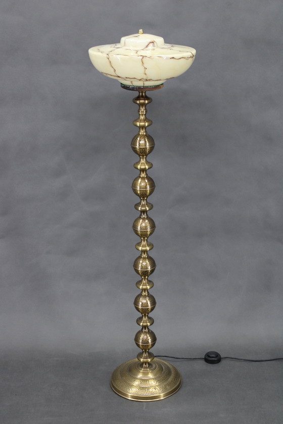 Image 1 of Gerestaureerde messing vloerlamp uit 1940 met glazen kap
