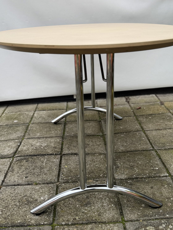 Image 1 of Tara tafel met 4 Leolux Freyr stoelen