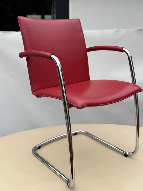 Image 1 of Tara tafel met 4 Leolux Freyr stoelen