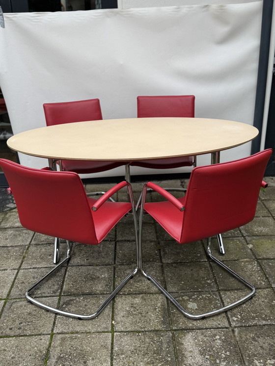 Image 1 of Tara tafel met 4 Leolux Freyr stoelen