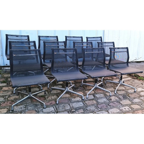 Image 1 of Set van 12 vintage Ea105 aluminium stoelen van Charles & Ray Eames voor Vitra