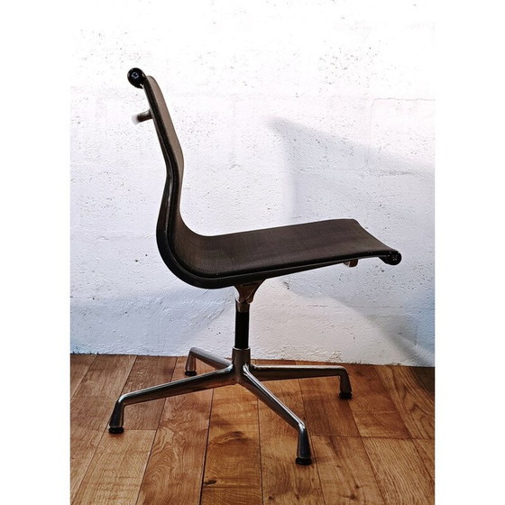 Image 1 of Set van 12 vintage Ea105 aluminium stoelen van Charles & Ray Eames voor Vitra