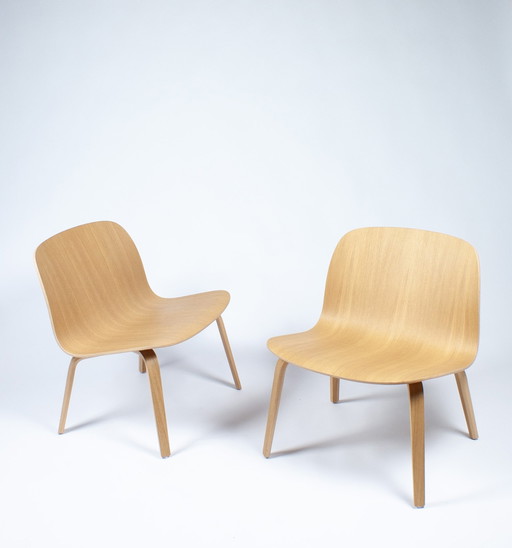 2x Muuto Visu lounge chairs door Mika Tolvanen