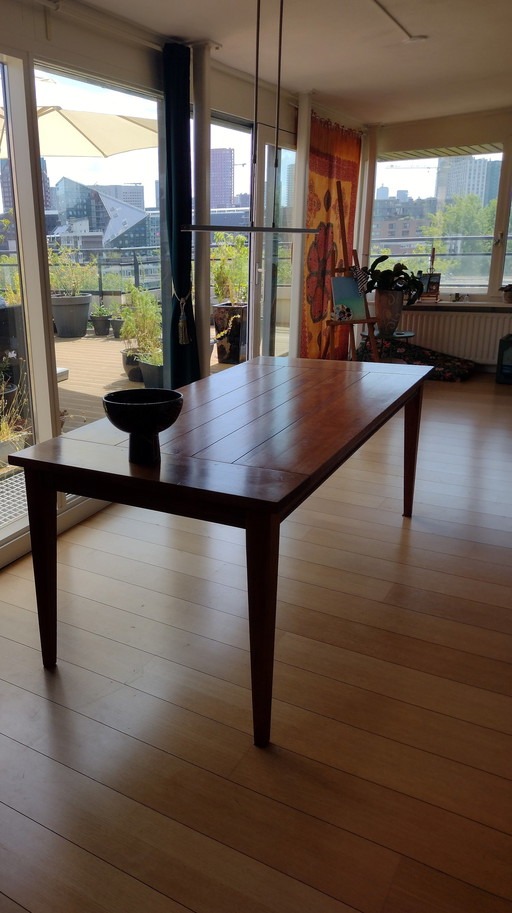 Vintage houten eettafel en 4 bijpassende stoelen