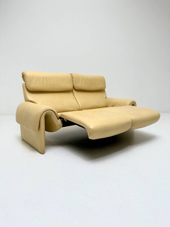 Image 1 of Vanillegele Ds 2000 Sofa met relaxfunctie van De Sede