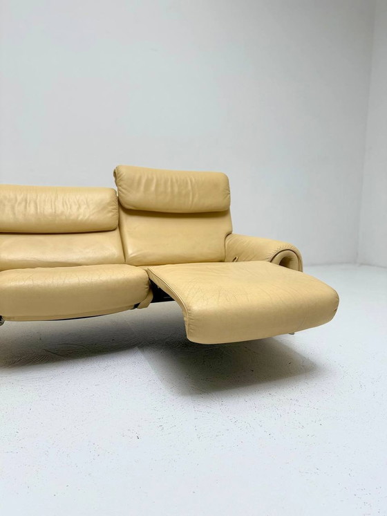 Image 1 of Vanillegele Ds 2000 Sofa met relaxfunctie van De Sede