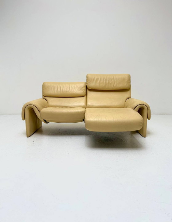 Image 1 of Vanillegele Ds 2000 Sofa met relaxfunctie van De Sede