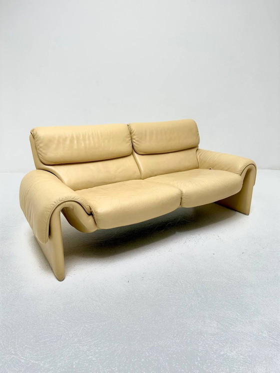 Image 1 of Vanillegele Ds 2000 Sofa met relaxfunctie van De Sede