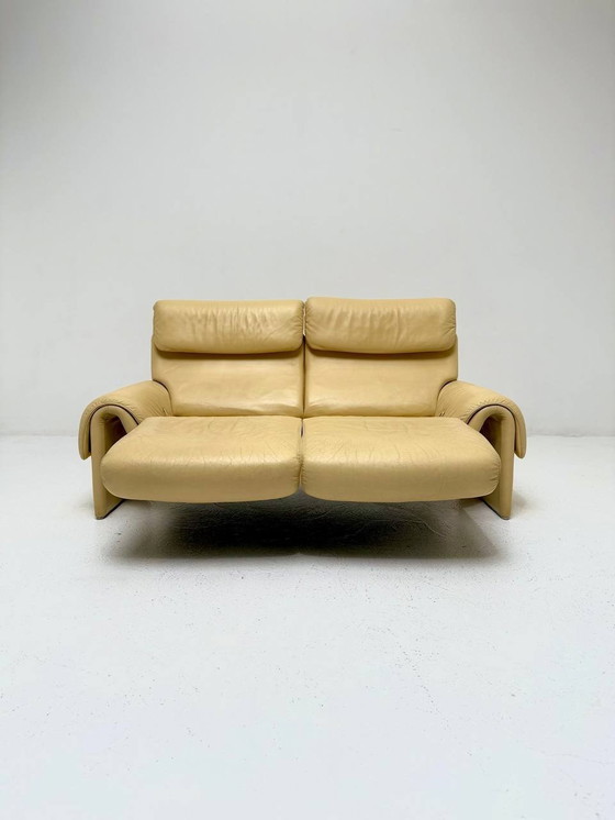 Image 1 of Vanillegele Ds 2000 Sofa met relaxfunctie van De Sede