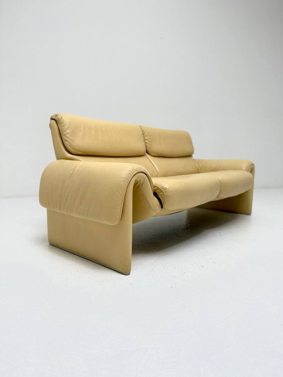 Image 1 of Vanillegele Ds 2000 Sofa met relaxfunctie van De Sede