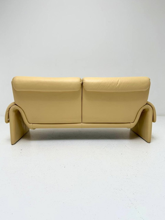 Image 1 of Vanillegele Ds 2000 Sofa met relaxfunctie van De Sede