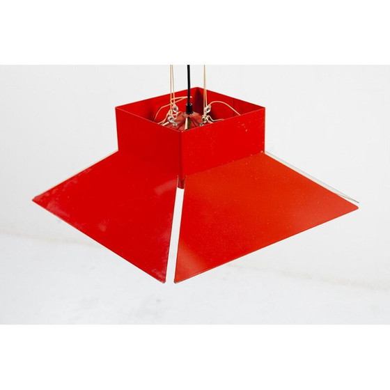 Image 1 of Vintage rood geëmailleerde metalen kap hangend aan een rode plafondlamp door artimeta