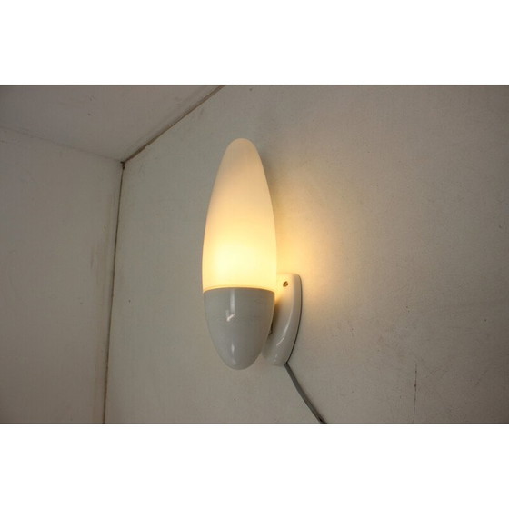 Image 1 of Wandlamp van bakeliet en melkglas, Tsjecho-Slowakije 1960
