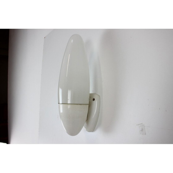 Image 1 of Wandlamp van bakeliet en melkglas, Tsjecho-Slowakije 1960