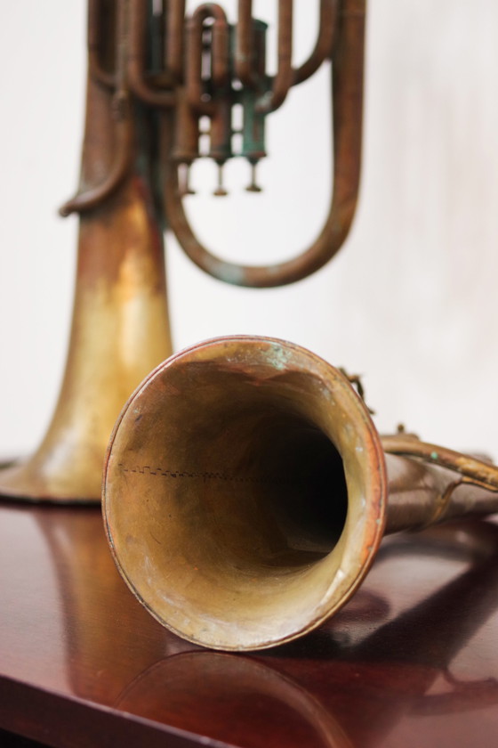 Image 1 of Vintage set van drie koperen trompetten uit 1940 - Antieke Muziekinstrumenten Collectie