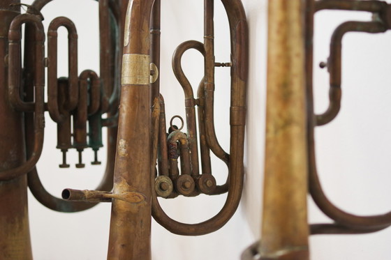 Image 1 of Vintage set van drie koperen trompetten uit 1940 - Antieke Muziekinstrumenten Collectie