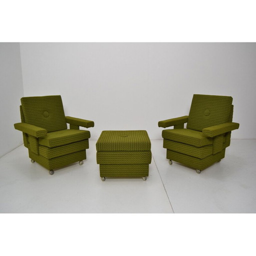 Paar vintage fauteuils met poef en stoffen wielen, Tsjechoslowakije 1970