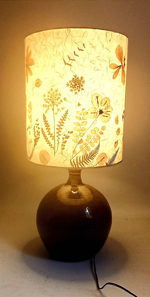 Steengoed Lamp uit de jaren 70 Kap met Gedroogde Bloemen Totale Hoogte 68,5 cm