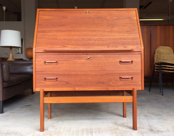 Image 1 of Arne Wahl Iversen bureau