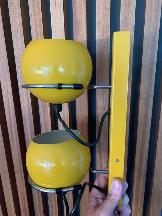 Image 1 of Gepo okergele wandlamp met 2 bollen