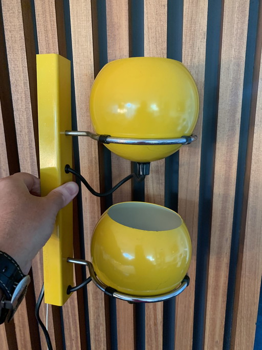 Gepo okergele wandlamp met 2 bollen