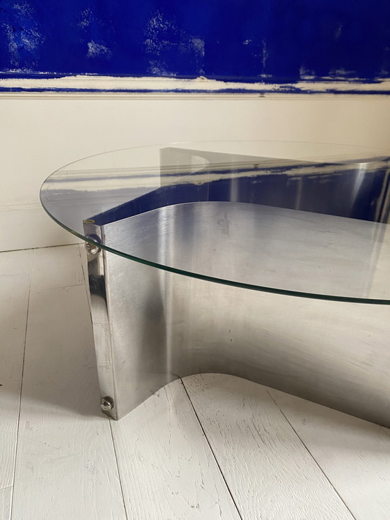 Image 1 of Ronde tafel met aluminium en glazen onderstel