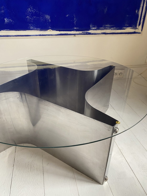 Image 1 of Ronde tafel met aluminium en glazen onderstel